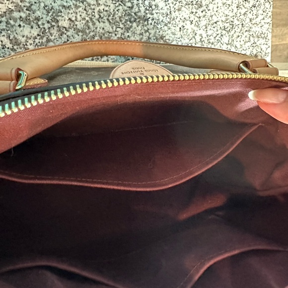 Louis Vuitton Rivoli MM - Picture 5 of 11